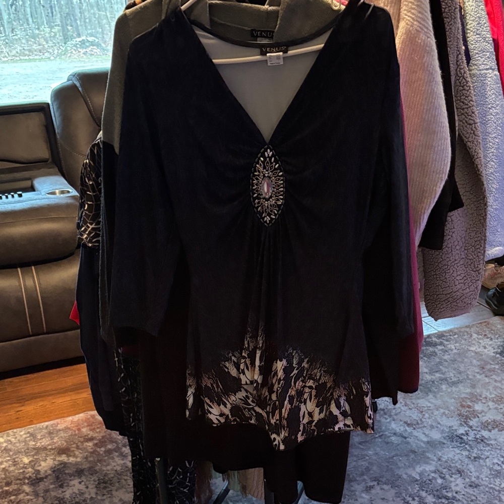 VENUS Elegant Black Blouse with White Accents
